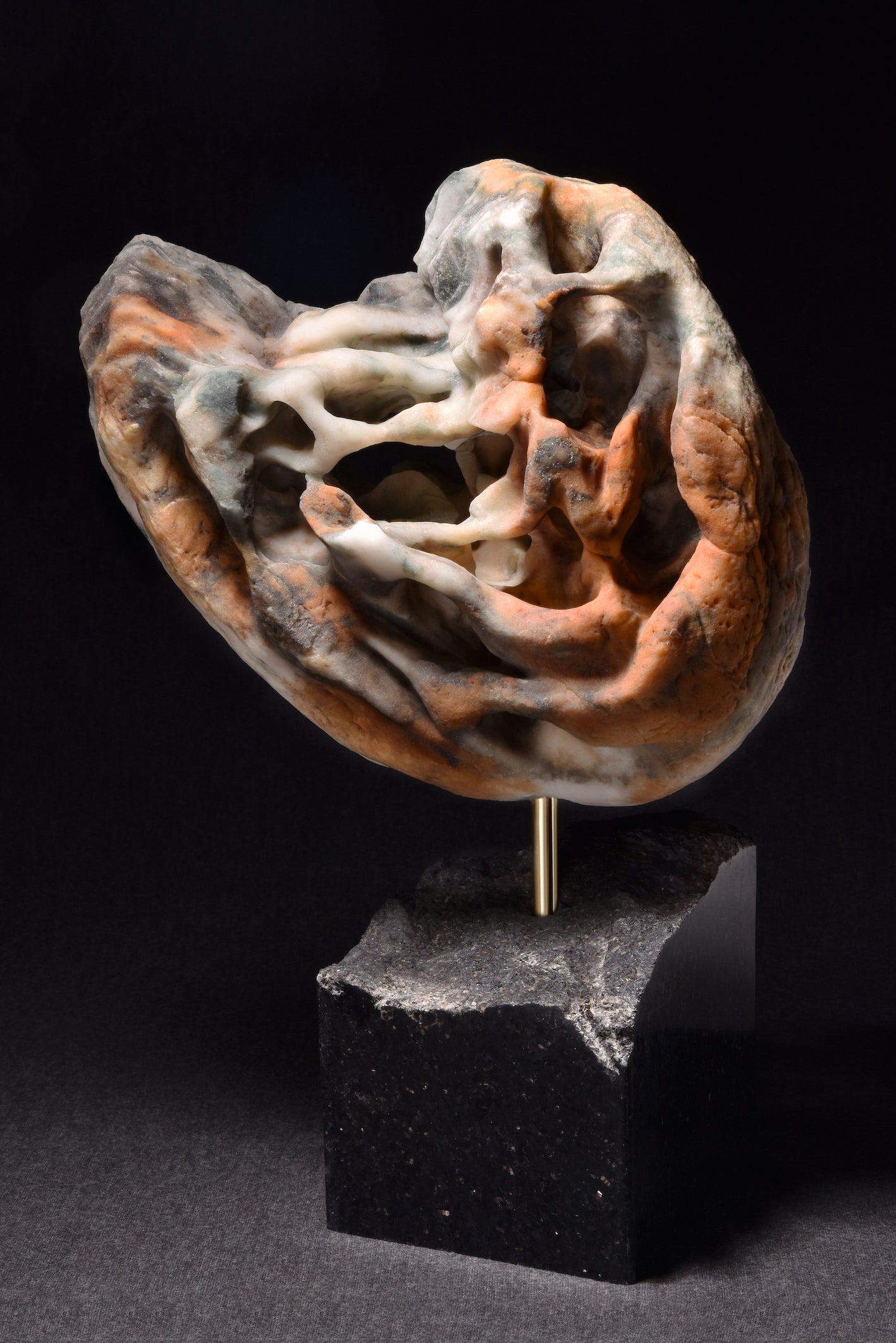 廖家豪,孕,2022,青花溪石、帝王黑花崗、黃銅,13x24x45cm。