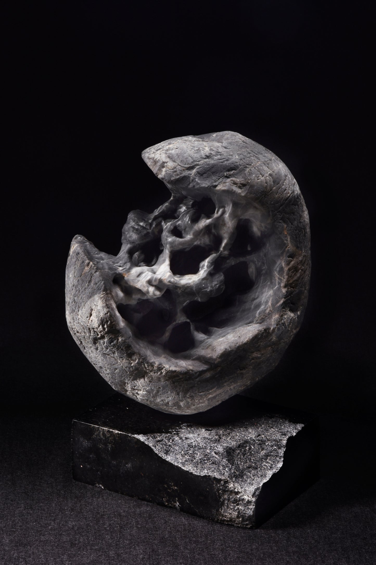 廖家豪,明月照烏溝,2022,青花溪石、帝王黑花崗、黃銅,25x13x32cm。