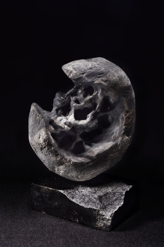 廖家豪,明月照烏溝,2022,青花溪石、帝王黑花崗、黃銅,25x13x32cm。