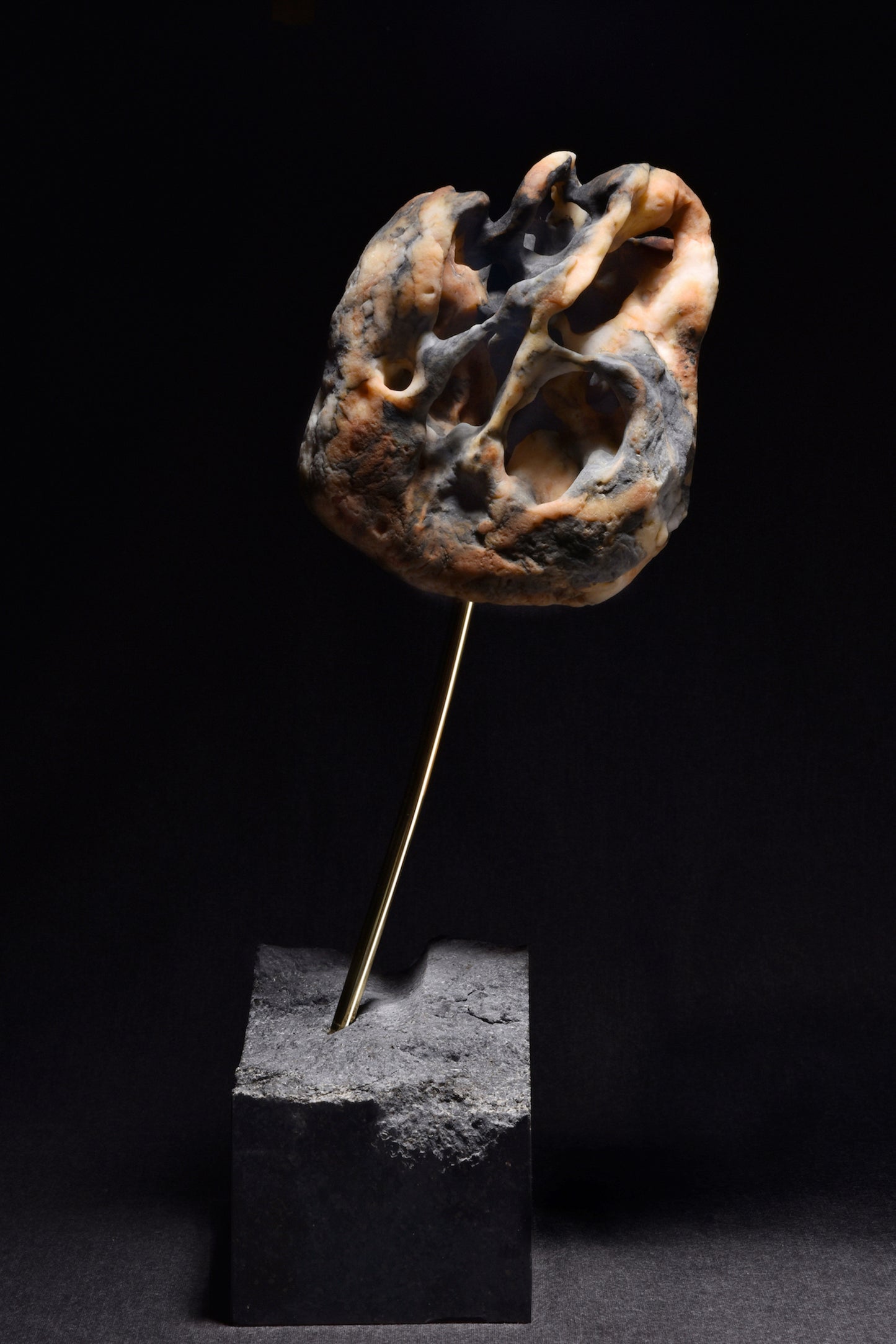廖家豪,雅,2022,青花溪石、帝王黑花崗、黃銅,15x12.5x49cm。