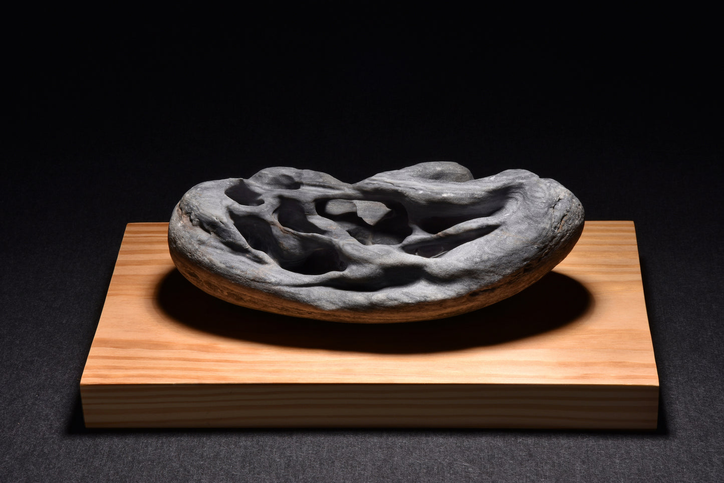 廖家豪,漾,2022,青花溪石、樟木,34x20x15cm。