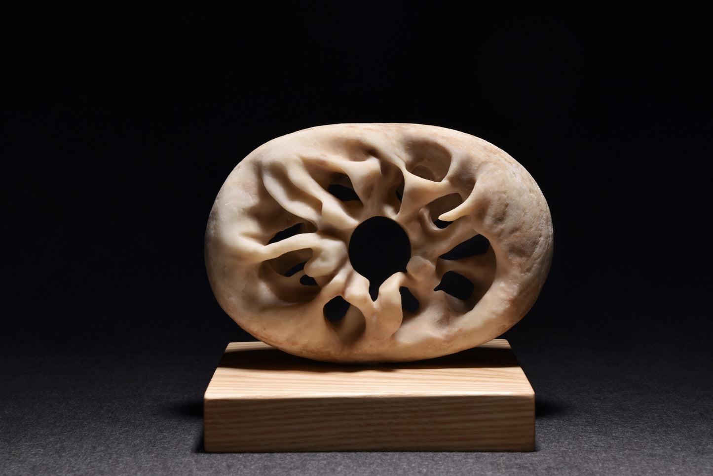 廖家豪,聚,2022,溪石、樟木,18x17x7cm。