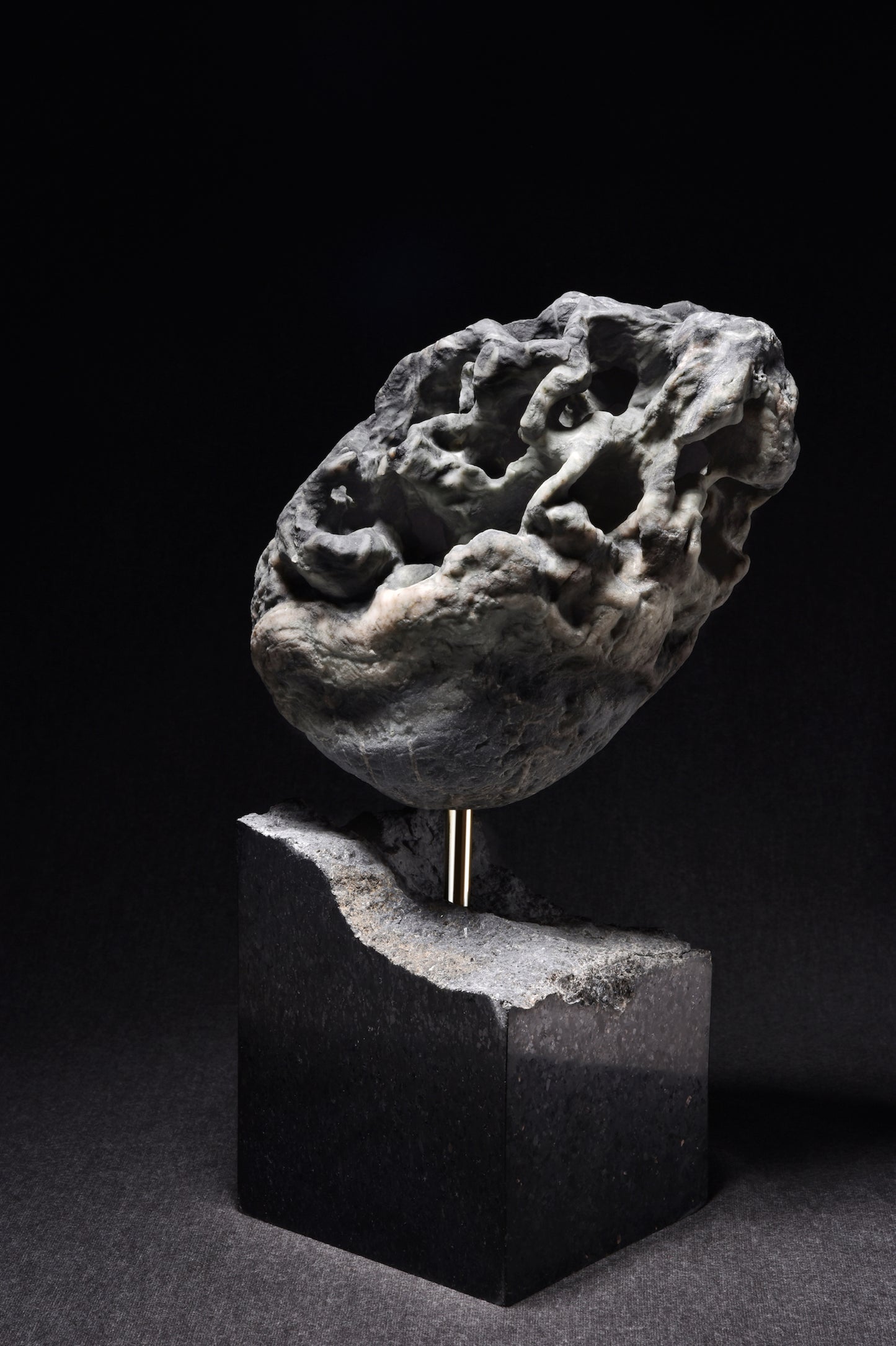 廖家豪,韻,2022,青花溪石、帝王黑花崗、黃銅,19x12.5x31.5cm。