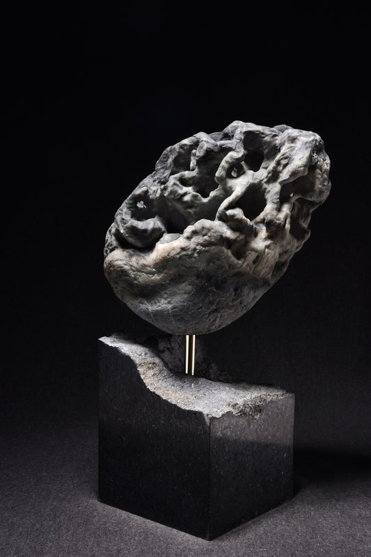 廖家豪,韻,2022,青花溪石、帝王黑花崗、黃銅,19x12.5x31.5cm。