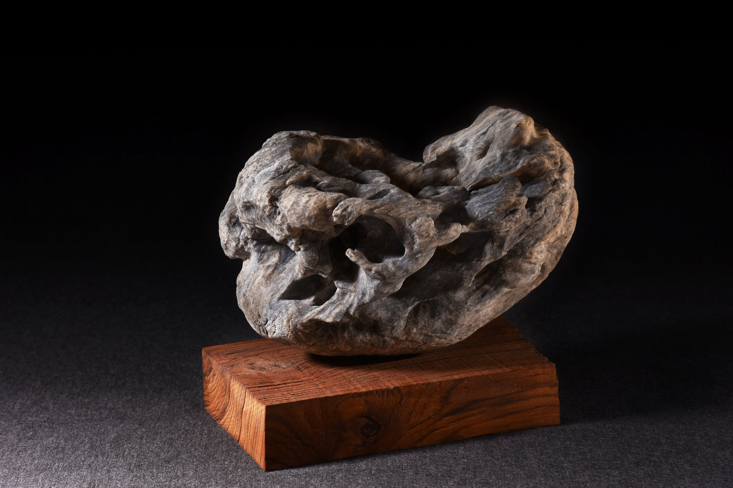 廖家豪,寶船,2023,白青花石、柚木、黃銅,24x12.5x20cm。