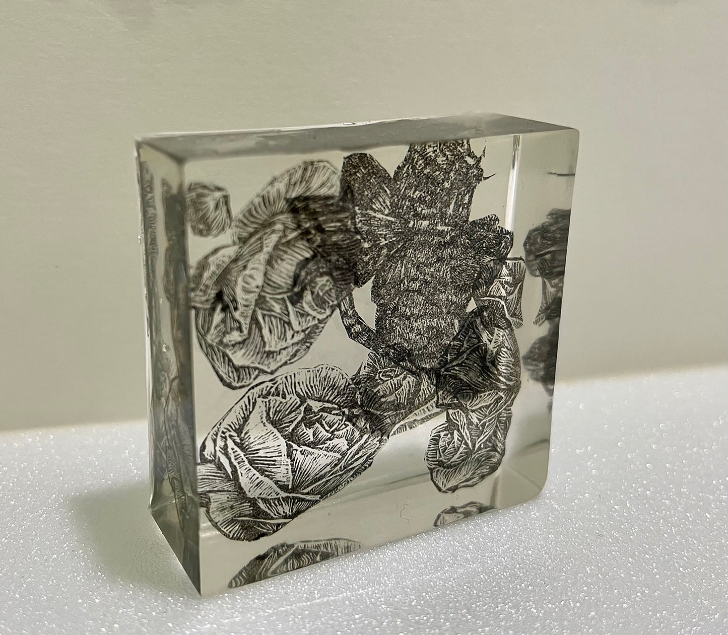 李孟芳,花園系列,2023,木口木版畫環氧樹脂,10x10x2cm。