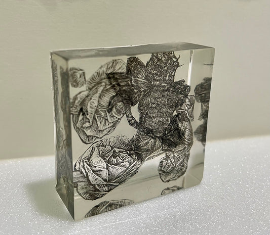 李孟芳,花園系列,2023,木口木版畫環氧樹脂,10x10x2cm。