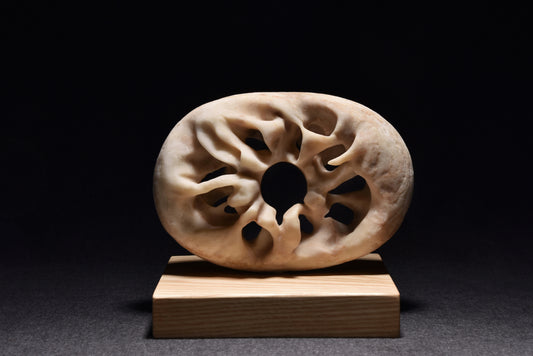 廖家豪,聚,2022,溪石、樟木,18x17x7cm。